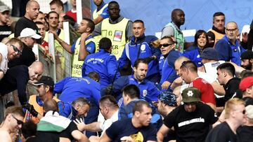 Ultras húngaros, contra la policía.