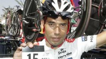 <b>EL MÁS LONGEVO. </b>Íñigo Cuesta muestra un dorsal con el 15, el número de Vueltas que lleva disputadas.