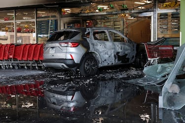 Un vehículo incendiado utilizado durante un ataque a un supermercado por miembros del crimen organizado. 