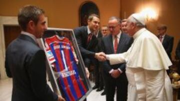 Lahm y Neur entregan junto a Rummenigge una camiseta firmada al Papa