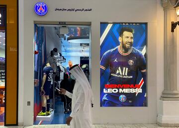 Numerosos aficionados del Paris Saint-Germain se han agolpado en la puerta de la tienda oficial del estadio para conseguir una camiseta del astro argentino.