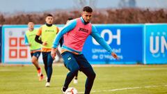 Fue el ‘9′ promesa del fútbol chileno y tiene nuevo club: una figura de la U reaccionó al fichaje