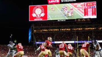 Colin Kaepernick intenta un pase contra Seattle Seahawks durante el partido celebrado en el Levi&#039;s Stadium.