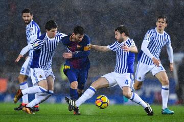  Lionel Messi entre Igor Zubeldia y Asier Illarramendi.