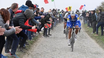 Philippe Gilbert rueda por delante de Peter Sagan en uno de los tramos de pav&eacute;s durante la Par&iacute;s-Roubaix 2019.