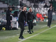 Ania da indicaciones desde la banda