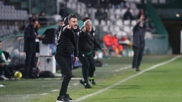 Ania da indicaciones desde la banda