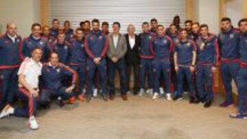 Kempes, junto a la plantilla valencianista.