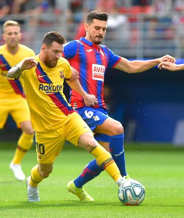 Lionel Messi y Sergio ?lvarez.