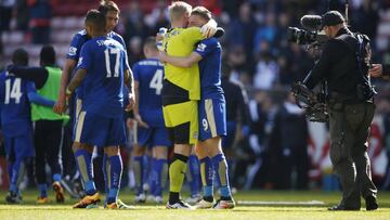 Leicester&#039;s Kasper Schmeichel celebrates with Jamie Vardy at the end of Sunderland v Leicester City.
 