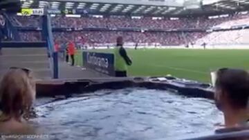 Ver para creer: dos fans del Caen ven el partido... ¡en un jacuzzi sobre el césped!