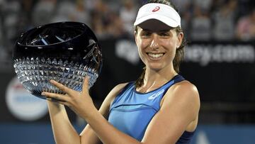 La británica Johanna Konta posa con el trofeo tras vencer en la final del torneo de tenis de Sídney a las polaca Agnieszka Radwanska.