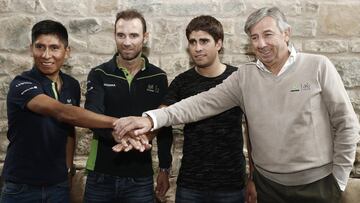 GRAF508. PAMPLONA, 03/11/2017.- Los corredores del equipo ciclista del Movistar Team, Alejandro Valverde (2i), la nueva incorporación Mikel Landa (2d), Nairo Quintana (i) y el gerente general del equipo ciclista profesional Eusebio Unzué posan para los fotógrafos al término de la concentración que ha tenido el equipo ciclista durante esta semana en Gorraiz (Navarra). Unzué ha asegurado hoy que es una "suerte" poder contar con tres líderes en el equipo como el colombiano Nairo Quintana, el vasco Mikel Landa y el murciano Alejandro Valverde, que podrían ir juntos al Tour de Francia 2018. EFE/ Jdiges