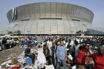 Miles de supervivientes al Hurracán Katrina esperan ser evacuados en el Superdome.