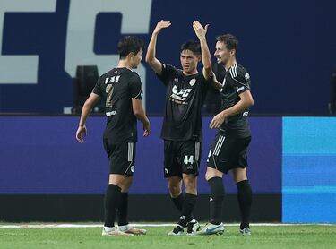Los jugadores del Team K-League celebran el gol de Palocevic  desde el punto de penalti.
