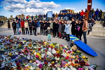 Amigos, familiares y servicios de emergencia llenaron de flores el The Shore Surf Club de Scheveningen (La Haya, Países Bajos).