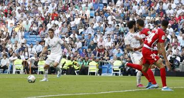 Real Madrid 4-2 Granada | Arranca de Odriozola por banda derecha, que acaba con un pase de la muerte que remata a gol James. 


