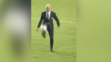 ¿Clase? Beckham impresiona con zapatos, traje y la pelota