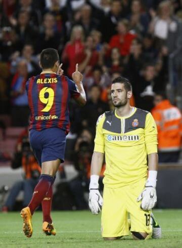 Barcelona-Espanyol. 1-0. Kiko Casilla se lamenta en el primer gol de Alexis.