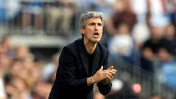 <b>NO SIGUE. </b>Olabe, dando instrucciones durante un partido.