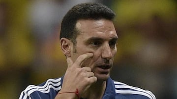 Argentina&#039;s coach Lionel Scaloni gives instructions during the Copa America football tournament group match against Colombia at the Fonte Nova Arena in Salvador, Brazil, on June 15, 2019. (Photo by Juan MABROMATA / AFP)