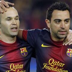 Iniesta se mira en Xavi