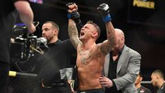 Dustin Poirier festeja su triunfo sobre Max Holloway en el UFC 236