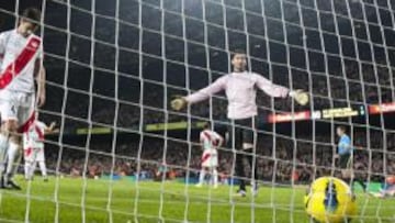 <b>COBEÑO NO PUDO FRENAR A ALEXIS. </b>La recta final de la primera parte fue durísima para los jugadores del Rayo Vallecano. Después de aguantar muchísimo y complicar la vida a los azulgrana, la imagen de Cobeño lo dice todo. Es la reacción del portero al segundo gol del Barcelona, una vez que Alexis le superó por segunda vez. Luego llegaron los tantos de Villa y Messi para completar un resultado cómodo para los azulgrana.