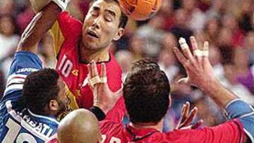 <B>SIN SUERTE.</B> Dujsebaev, en una jugada de ataque ante los galos, llegó a cometer cuatro pérdidas de balón.