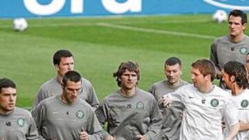 <b>BIEN ARROPADOS. </b>Los jugadores del Celtic, que ayer se ejercitaron en El Madrigal, tendrán miles de seguidores animándoles en las gradas y otros muchos que han viajado y no podrán entrar.