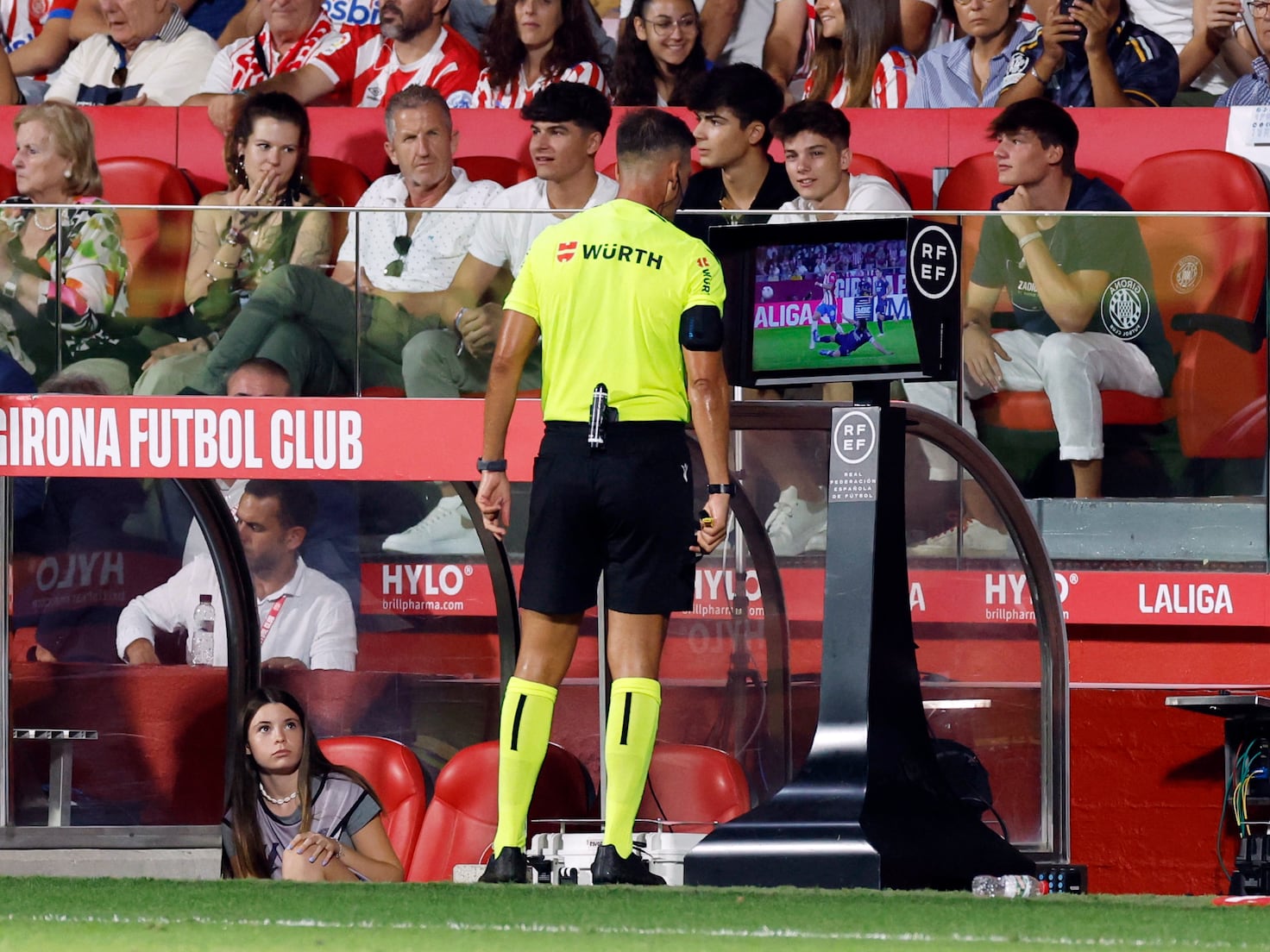 Los árbitros estudian hacer públicos los audios del VAR en LaLiga - AS.com
