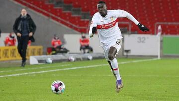 Silas Wamangituka conduce el bal&oacute;n en un partido del Stuttgart.