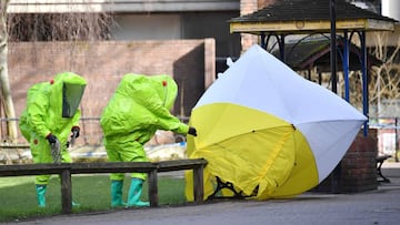 Especialistas cient&iacute;ficos analizan el banco en Salisbury donde el ex esp&iacute;a ruso Sergei Skripal y su hija Yulia fueron encontrados con s&iacute;ntomas de envenenamiento.