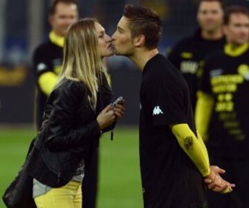 Moritz Leitner besa a su pareja tras un partido del Borussia Dortmund.