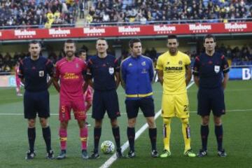 El árbitro Clos Gómez acompañado por sus asistentes Aguilar Rodríguez y Marco Martínez, el cuarto árbitro Artacho Cobo y los capitanes David García y Bruno. 