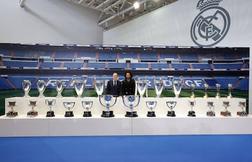 Marcelo posa con Florentino P¨¦rez y con todos los trofeos que ha conseguido en estas 16 temporadas.