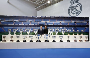 Marcelo posa con Florentino Pérez y con todos los trofeos que ha conseguido en estas 16 temporadas. 