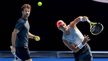 Nadal ejecuta un saque ante la atenta mirada de Carlos Moy&aacute;.