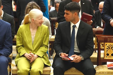 La deportista Susana Rodríguez y el tenista Carlos Alcaraz durante la entrega de los Premios Nacionales del Deporte 2022 en el Palacio Real El Pardo.