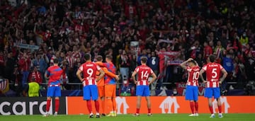Los futbolistas del Atlético, ovacionados tras el partido.