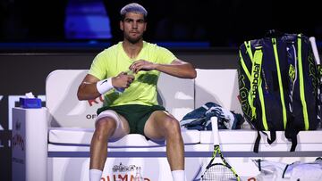 Carlos Alcaraz, durante un descanso de su partido contra Jannik Sinner en las ATP Finals.