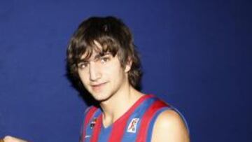 <b>ESPECIAL. </b>Ricky Rubio camina con paso firme hacia la pista.