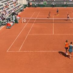 Sorribes avanza en dobles por un pelotazo a una recogepelotas