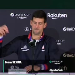 El gesto de Djokovic después de dar una respuesta de 45" en castellano sobre el caso Peng