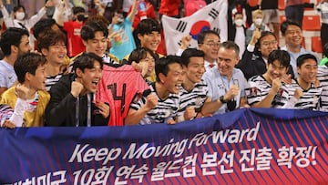 South Korea&#039;s players react after winning the 2022 Qatar World Cup Asian Qualifiers football match against Syria, at the Rashid stadium in Dubai on February 1, 2022. (Photo by Karim SAHIB / AFP)