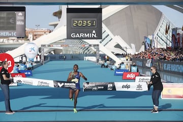Atanaw Alayew pasó por la línea de meta con un tiempo de 2h03:51 (Récord de la prueba), superando la marca de Tokyo 2017.