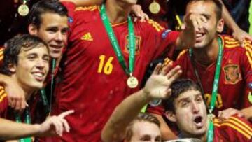 Óliver posa con sus compañeros de la Sub-19.