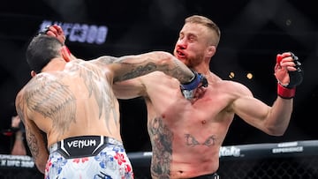 LAS VEGAS, NEVADA - APRIL 13: Justin Gaethje and Max Holloway exchange strikes during their BMF title fight at T-Mobile Arena on April 13, 2024 in Las Vegas, Nevada.   Carmen Mandato/Getty Images/AFP (Photo by Carmen Mandato / GETTY IMAGES NORTH AMERICA / Getty Images via AFP)