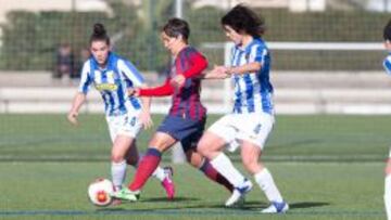 Sonia Berm&uacute;dez, entre dos jugadoras de la Real. 