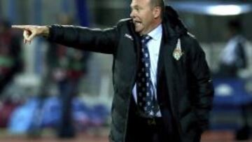 Pepe Mel, entrenador del Betis, imparte instrucciones desde la banda en el partido que ha enfrentado a su equipo con el Rijeka.